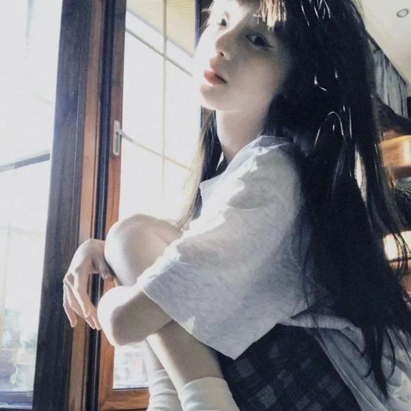 她行走于黑暗中